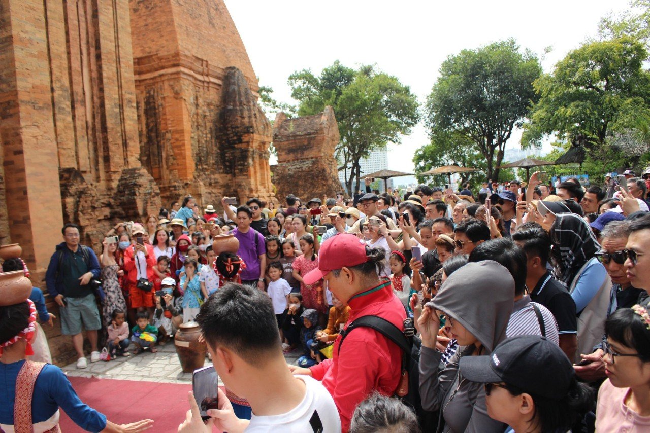 Người dân và du khách tham gia lễ hội Trầm hương.